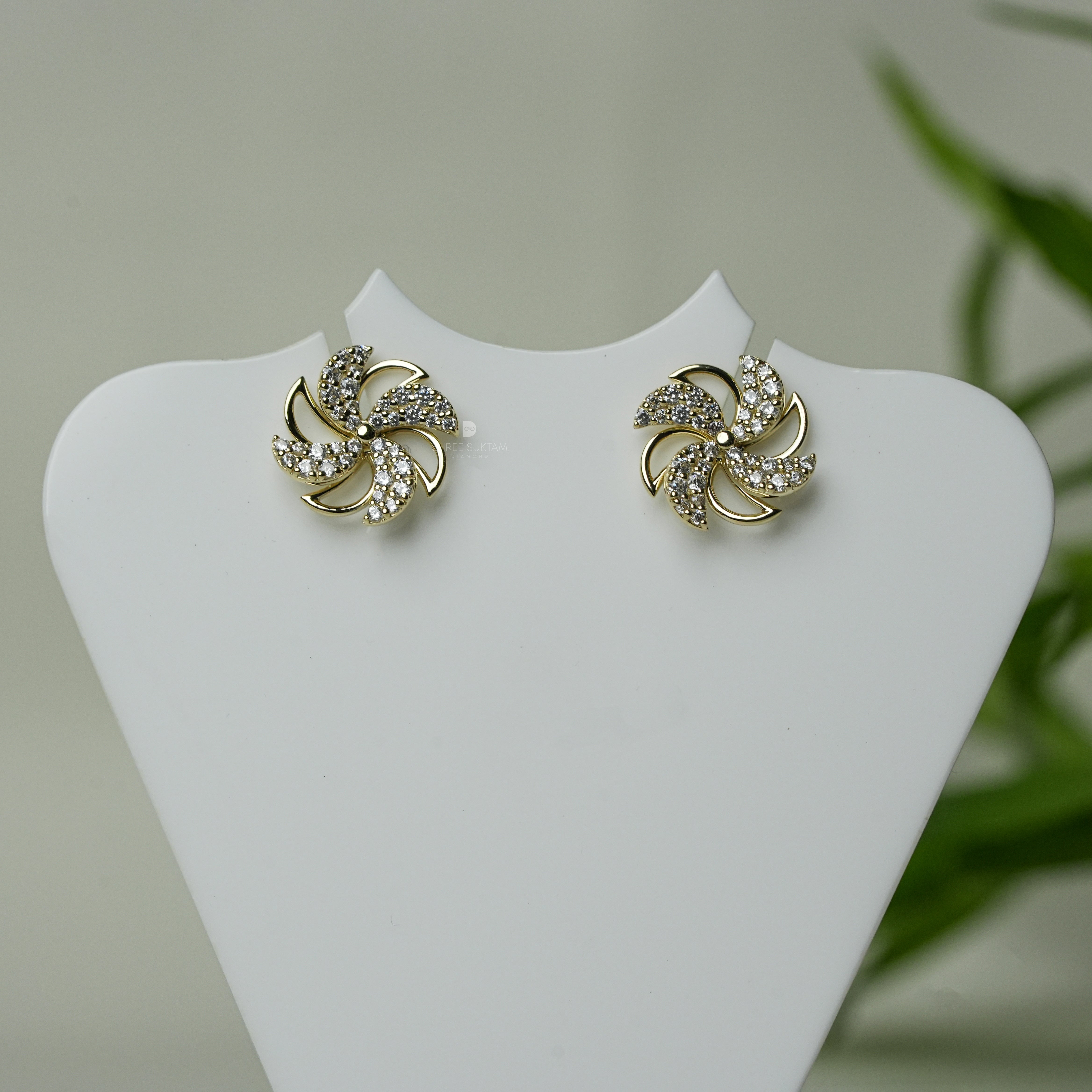Round Floral Swirl Stud Earrings Sparkling Stones Timeless Luxury Jewelry for Women  Bridal Stud Earrings Elegant Gold Jewelry Anniversary Gift For Her Wedding Lab Grown Diamond studs