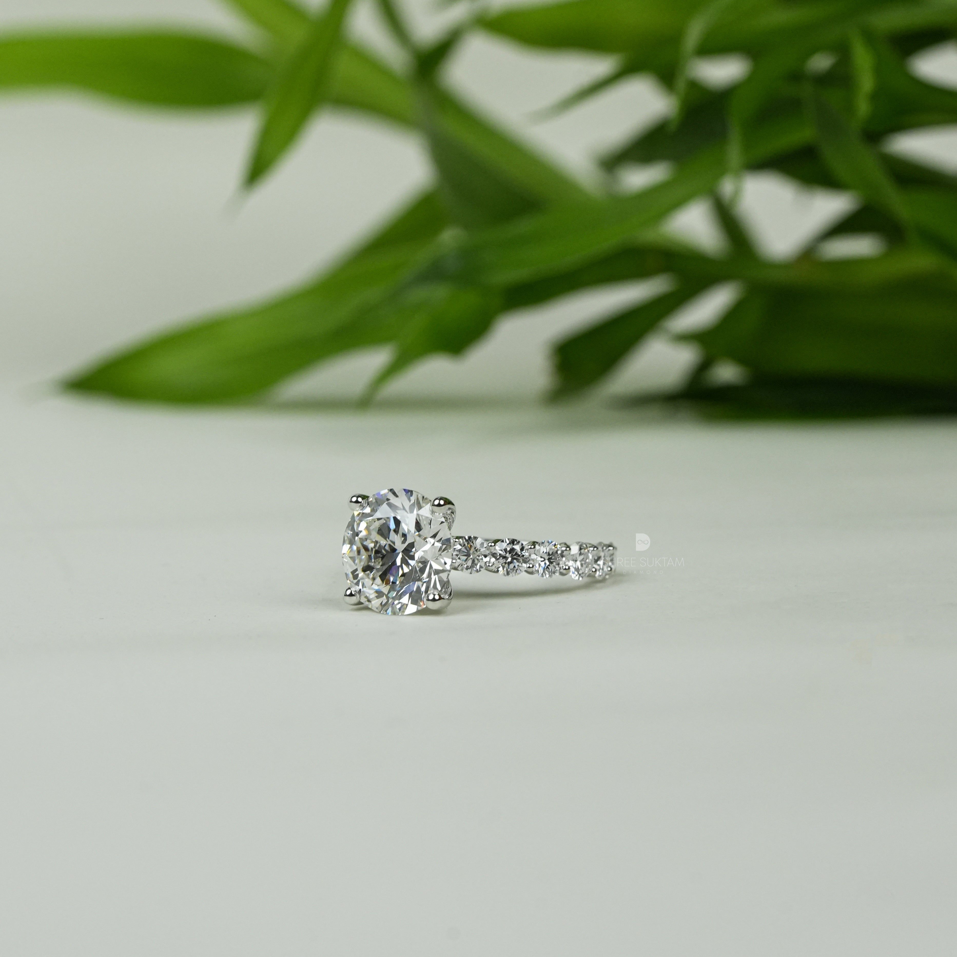 Elegant handcrafted gold jewelry featuring intricate detailing and a luxurious, polished finish. Designed to add timeless beauty and sophistication, this gold accessory is perfect for weddings, parties, or everyday elegance. Crafted with high-quality gold, it reflects luxury, style, and fine artistry, making it a standout statement piece for fashion-forward individuals. Ideal for gifting or personal wear.