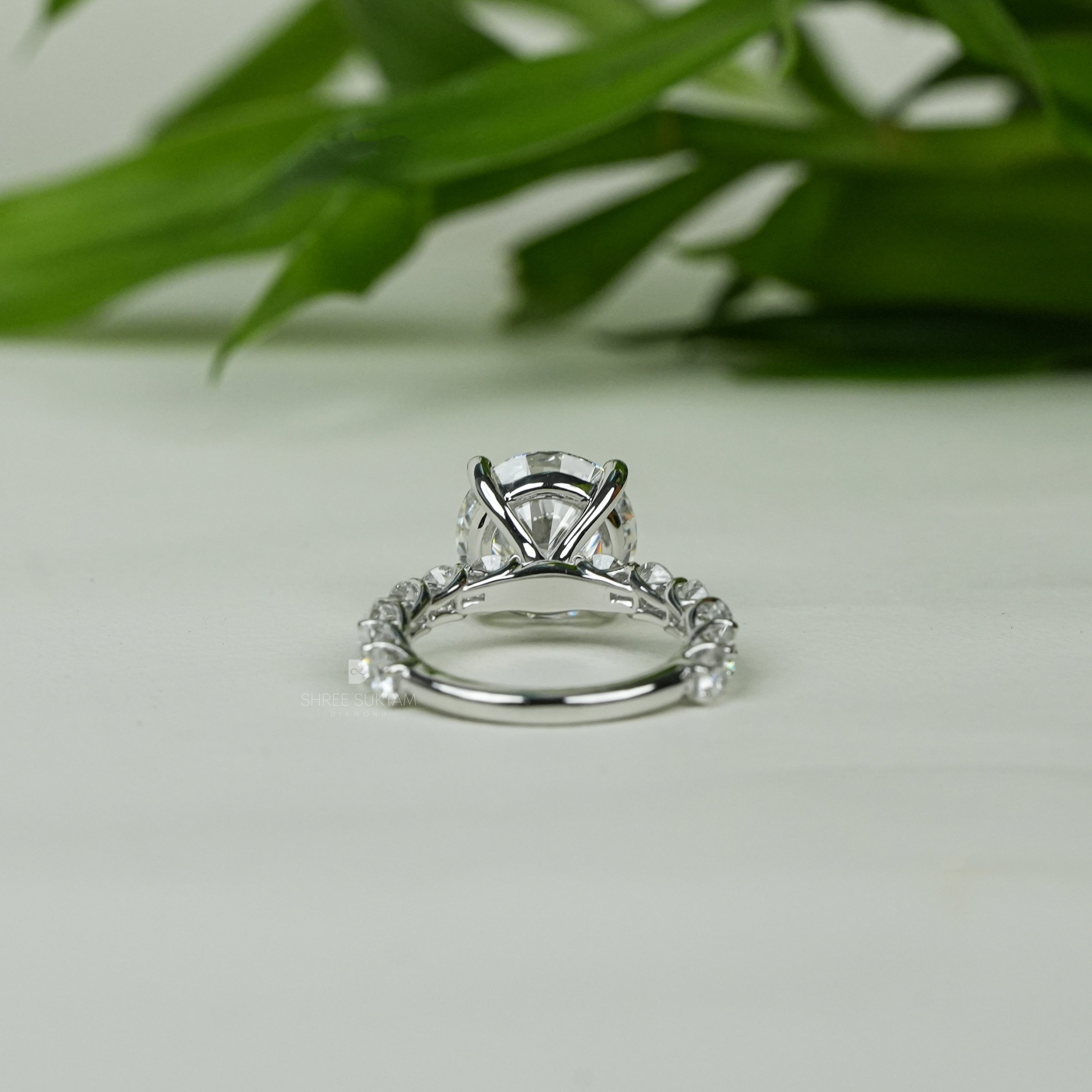 Elegant handcrafted gold jewelry featuring intricate detailing and a luxurious, polished finish. Designed to add timeless beauty and sophistication, this gold accessory is perfect for weddings, parties, or everyday elegance. Crafted with high-quality gold, it reflects luxury, style, and fine artistry, making it a standout statement piece for fashion-forward individuals. Ideal for gifting or personal wear.