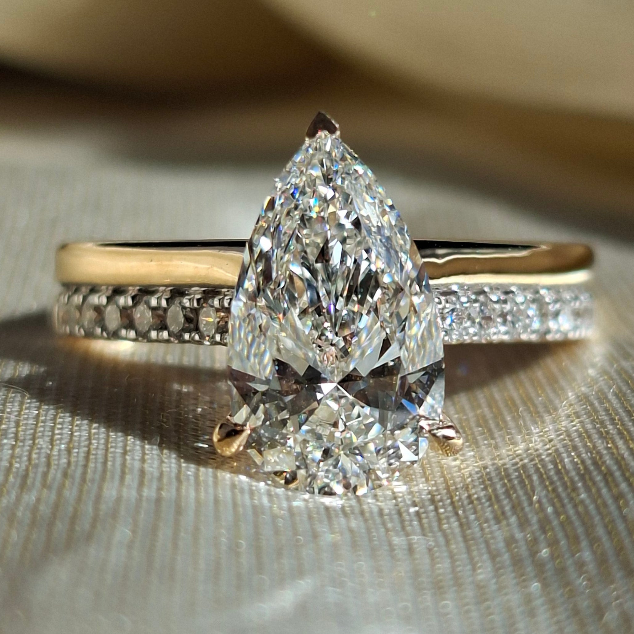 2 Carat Pear Cut Lab Grown Diamond Engagement Ring Pavé Wedding ring Solitaire Teardrop Ring