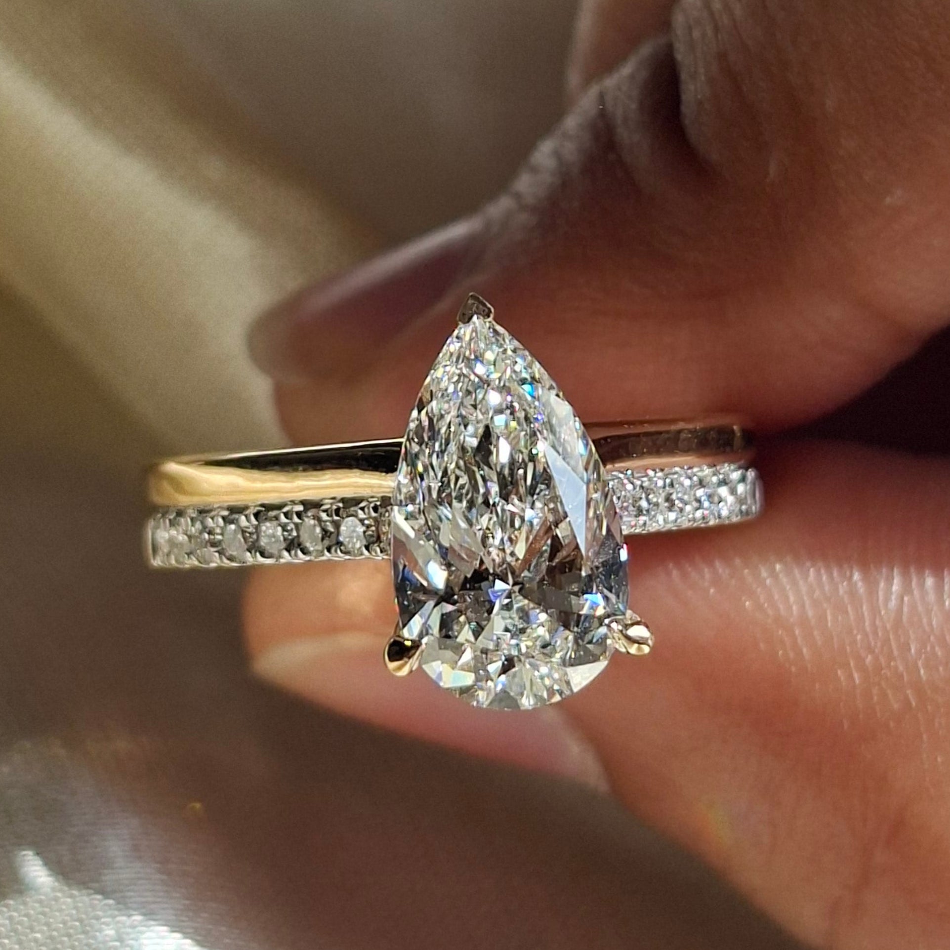 2 Carat Pear Cut Lab Grown Diamond Engagement Ring Pavé Wedding ring Solitaire Teardrop Ring